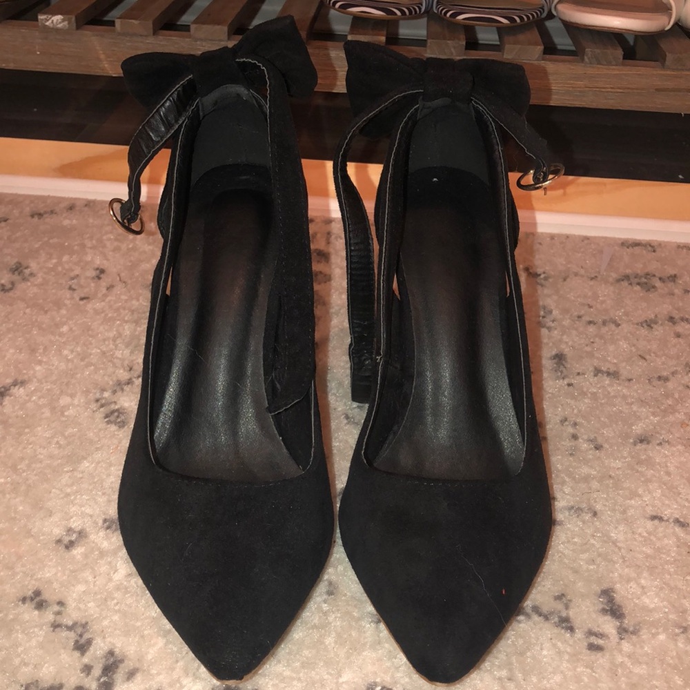 NWT Black Bow Faux Suede Heels